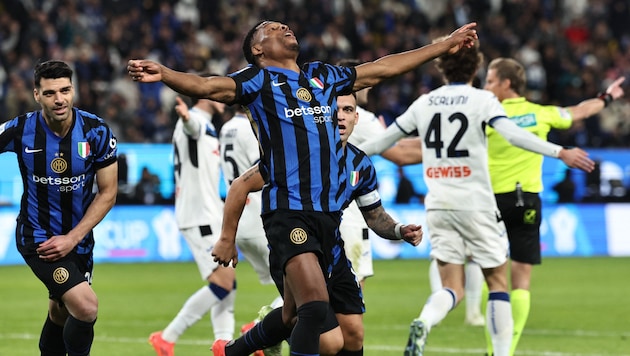 Denzel Dumfries bejubelt seinen Doppelpack für Inter Mailand im Supercoppa-Spiel gegen Atalanta Bergamo … (Bild: AFP)