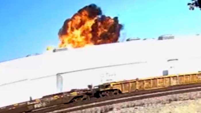Eine Überwachungskamera filmt, wie das Flugzeug beim Aufprall auf die Halle des Möbelwerkes in ...