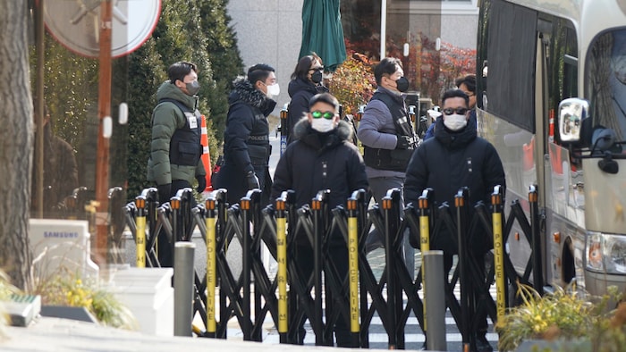 The officers had to leave the presidential office grounds without having achieved anything.