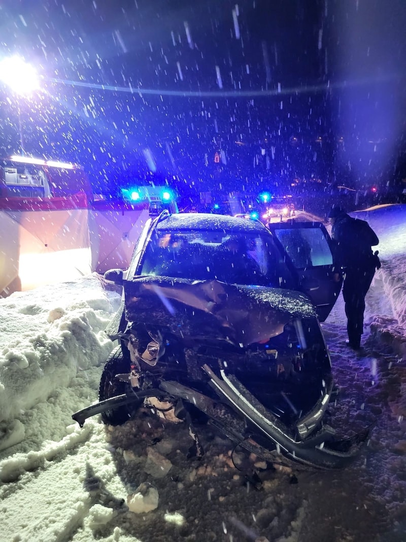 The car and its occupants sustained considerable material damage. (Bild: ZOOM Tirol)