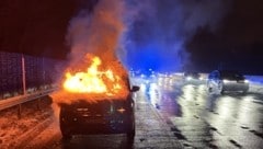 Beim Eintreffen der Einsatzkräfte stand der Motorraum des Autos in Vollbrand. (Bild: FF Hallein)