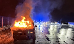 Beim Eintreffen der Einsatzkräfte stand der Motorraum des Autos in Vollbrand.