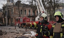 Einsatzkräfte in Kiew nach einem Drohnenangriff