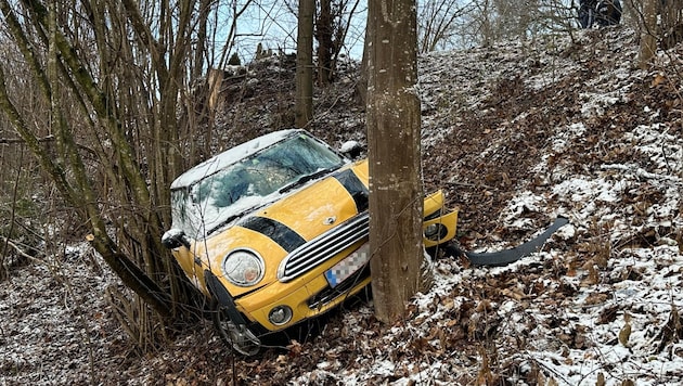 Das Auto landete zwischen Bäumen. (Bild: ZOOM Tirol)