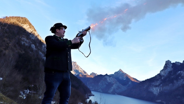 Mit einem lauten Knall ging‘s am Traunsee ins Neue Jahr. Welchen Blick haben die Oberösterreicher auf die kommenden Monate? IMAS liefert in einer Studie dazu viele Antworten.  (Bild: Hörmandinger Marion/Marion Hörmandinger)