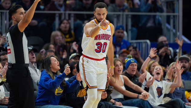 Stephen Curry zeigte groß auf. (Bild: Copyright 2025 The Associated Press. All rights reserved)