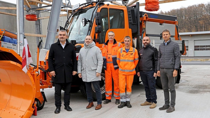 Dorner und Heckenast mit Hans Wiedemann, Christian Leidl, Jürgen Glöckl und Roland Ackerler (v. li.) bei Besprechung. (Bild: Büro Dorner)