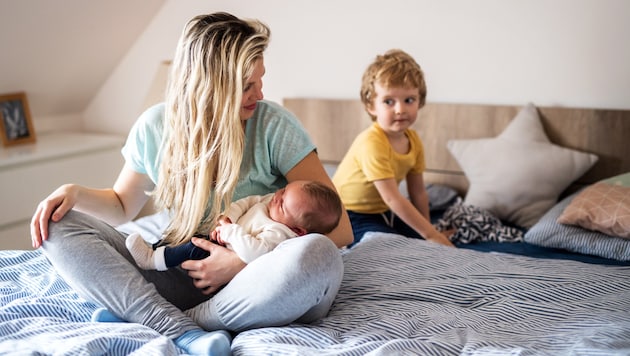 Jealousy, feelings of abandonment and unpopularity: with the right preparation before the birth, parents can tackle these emotions with their first child. (Bild: stock.adobe.com/Halfpoint )