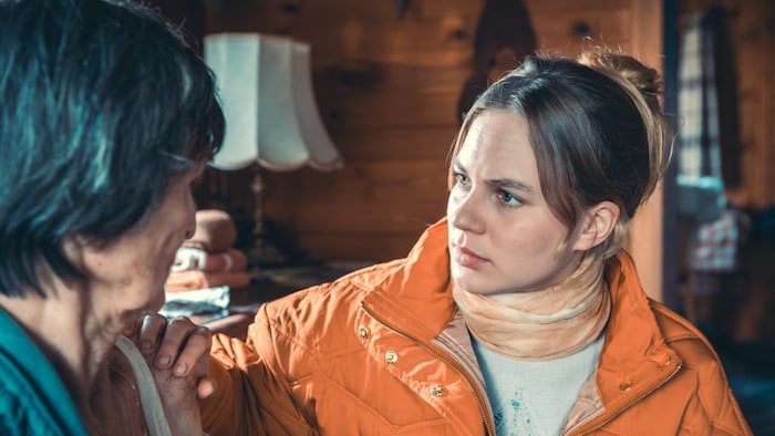 Ute Patterer (Alicia von Rittberg) beliefert ältere Menschen wie Frau Gritznigg (Linde Prelog) ...