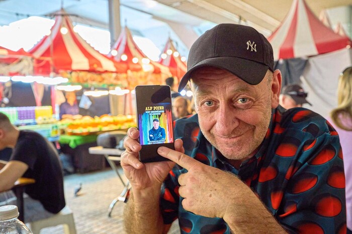 Und das Cover seines neuesten Projekts zeigt er auch her!