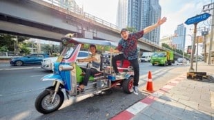 Alf Poier in Bangkok: Mit der Autorikscha auf der Überholspur! (Bild: Tuma Alexander/Starpix/Alexander TUMA)