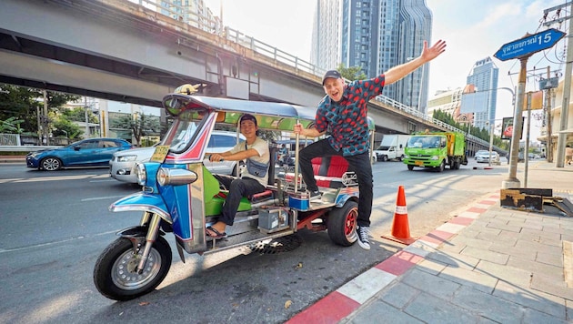 Alf Poier in Bangkok: Mit der Autorikscha auf der Überholspur! (Bild: Tuma Alexander/Starpix/Alexander TUMA)