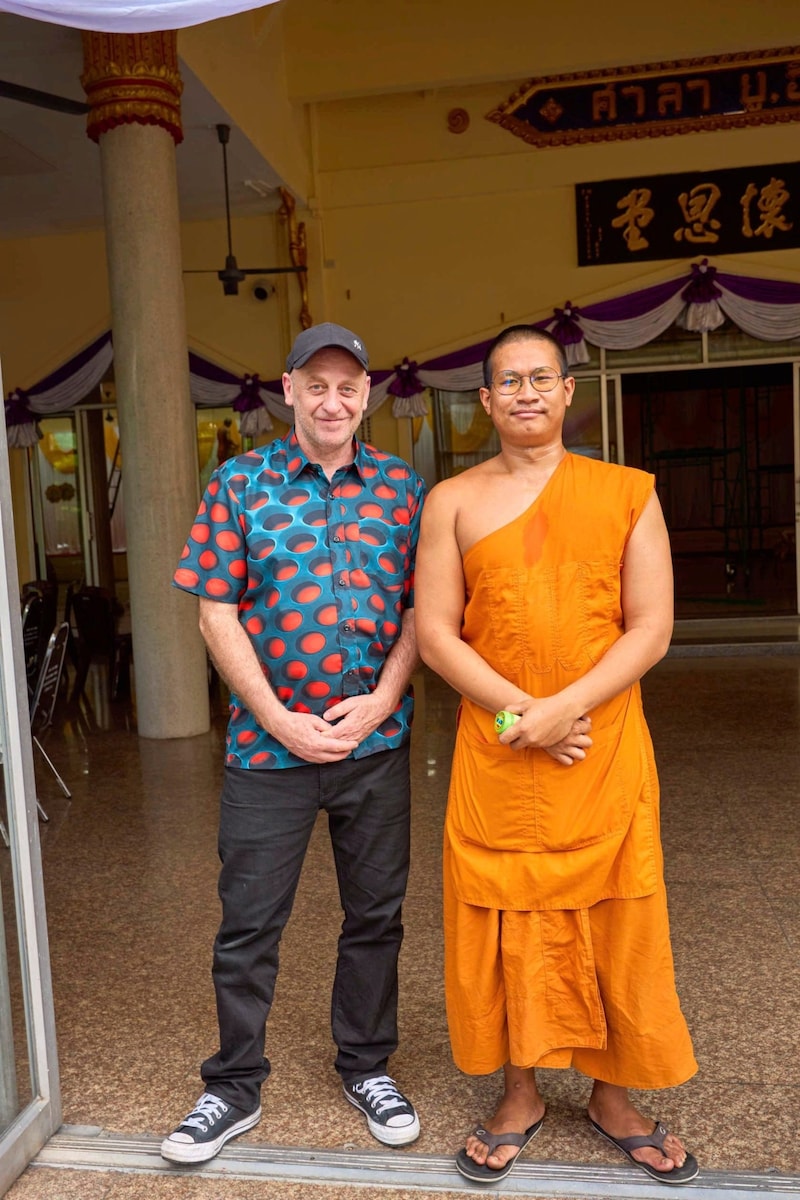 Unterwegs mit der Autorikscha, beim Beten im thailändischen Tempel oder posierend neben dem Mönch in Orange ... (Bild: Tuma Alexander/Starpix/Alexander TUMA)