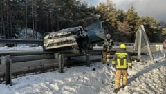 Das Auto krachte gegen ein Schild und bleib auf der Leitplanke stecken. (Bild: FF Silz, Krone KREATIV)