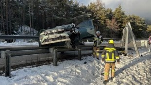 Das Auto krachte gegen ein Schild und bleib auf der Leitplanke stecken. (Bild: FF Silz, Krone KREATIV)