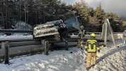 Das Auto krachte gegen ein Schild und bleib auf der Leitplanke stecken.