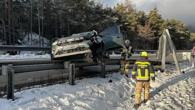 Das Auto krachte gegen ein Schild und bleib auf der Leitplanke stecken. (Bild: FF Silz, Krone KREATIV)