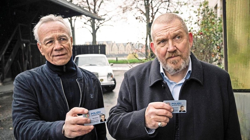 Klaus J. Behrendt als Hauptkommissar Max Ballauf (li.) und Dietmar Bär als Hauptkommissar Freddy Schenk ermitteln seit 1997 im „Tatort“. (Bild: WDR/Martin Valentin Menke)