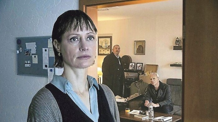 Schuldner wie Stefanie Schreiter (Katharina Marie Schubert) und weitere sind verdächtig.