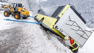 Viel hat nicht gefehlt und der Bus wäre abgestürzt. (Bild: Bernd Hofmeister)