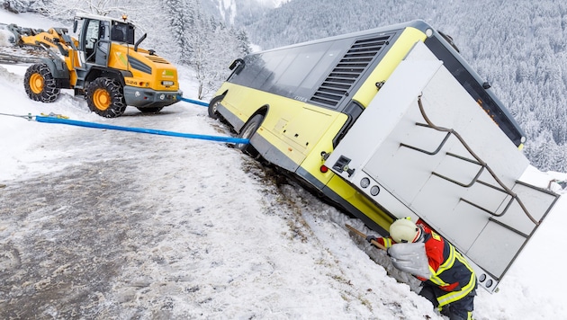 Viel hat nicht gefehlt und der Bus wäre abgestürzt. (Bild: Bernd Hofmeister)