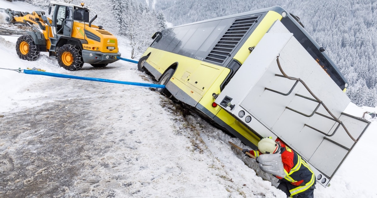 Drohte abzustürzen: Bus im letzten Moment gerettet