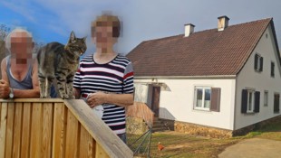 In diesem Haus soll der 81-Jährige (hier auf dem Foto auf der Stiege vor dem Haus) seine Schwester mit der Axt erschlagen haben. (Bild: Krone KREATIV/Christa Blümel, zVg)