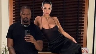 Kanye West posierte mit seiner Ehefrau Bianca Censori vor dem Spiegel. Die Australierin trägt wieder einmal einen Hauch von Nichts. (Bild: instagram.com/ye)