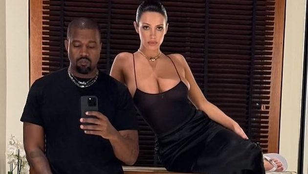 Kanye West posierte mit seiner Ehefrau Bianca Censori vor dem Spiegel. Die Australierin trägt wieder einmal einen Hauch von Nichts. (Bild: instagram.com/ye)