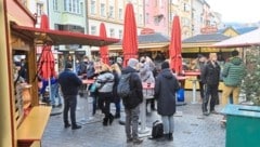 Am Christkindlmarkt in der Maria-Theresien-Straße in Innsbruck tummelten sich am Freitag ...