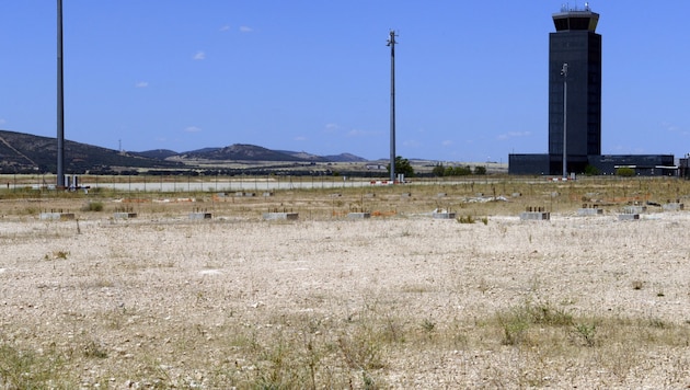 Auf dem Gelände nahe des „Geisterflughafens“ von Ciudad Real (Archivbild) feiern derzeit Tausende eine nicht angemeldete Rave-Party. (Bild: AFP)