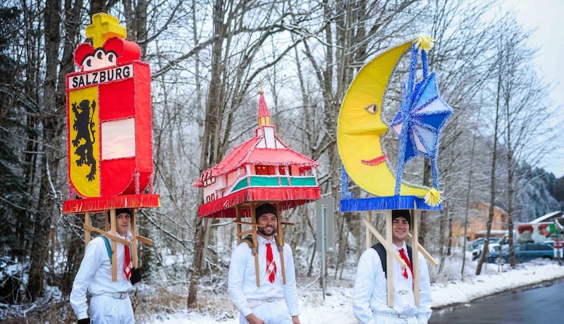 Glöckler-Trio: Wappen, Kirche, Stern & Mond werden geschultert. (Bild: Scharinger Daniel)