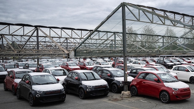 Auch die Produktionszahlen des Fiat 500e sinken. (Bild: AFP/APA/MARCO BERTORELLO)