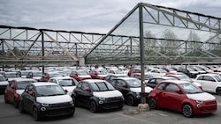 Auch die Produktionszahlen des Fiat 500e sinken. (Bild: APA/AFP/MARCO BERTORELLO)