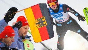 Heinz Kuttin (li.) greift mit den deutschen Girls in Villach an. (Bild: GEPA/gepa)