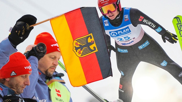 Heinz Kuttin (li.) greift mit den deutschen Girls in Villach an. (Bild: GEPA/gepa)