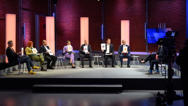 Wie sehen Sie das? Die ORF-Moderatoren Conny Deutsch und Chris- toph Kinast ließen die sieben Kandidaten auch mit Smileys antworten. (Bild: Werner Kerschbaummayr/TEAM FOTOKERSCHI / WERNER KERSCHBAUMMAYR)