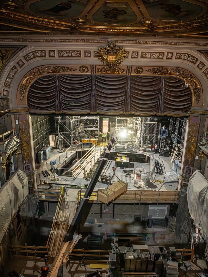 Theater den Wien während der Sanierung, die nicht zeitgerecht fertig wurde.