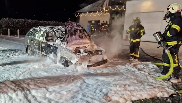 This car burned out in Putzleinsdorf (Bild: FF Putzleinsdorf)