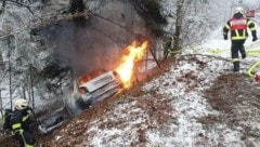 Eine 18-jährige Lenkerin konnte noch rechtzeitig aus ihrem brennenden Auto flüchten. (Bild: FF Putzleinsdorf)