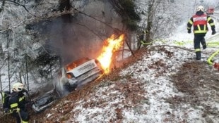 Eine 18-jährige Lenkerin konnte noch rechtzeitig aus ihrem brennenden Auto flüchten. (Bild: FF Putzleinsdorf)