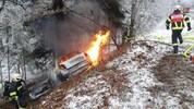 Eine 18-jährige Lenkerin konnte noch rechtzeitig aus ihrem brennenden Auto flüchten.