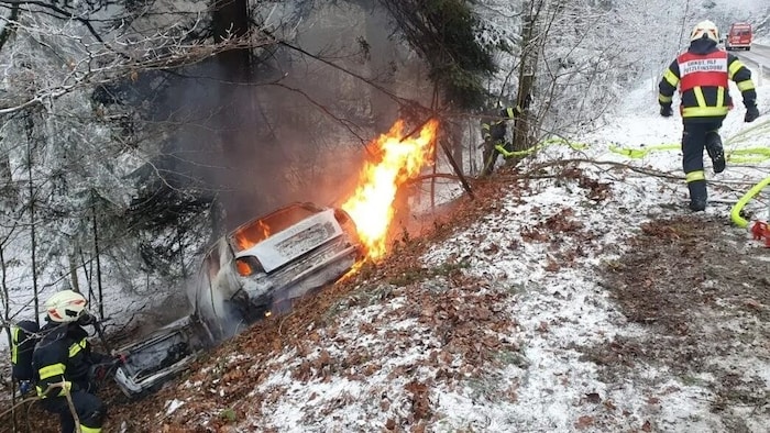 The car burnt out after an accident in the Mühlviertel region