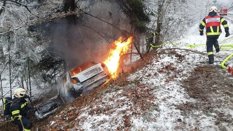 The car burnt out after an accident in the Mühlviertel region (Bild: FF Putzleinsdorf)