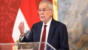 Bundespräsident Alexander Van der Bellen hat sich mit deutlichen Worten zu den jüngsten innenpolitischen Ereignissen geäußert.  (Bild: APA/TOBIAS STEINMAURER)