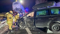 Die Feuerwehr musst die beiden Autos aus dem Straßengraben holen.  (Bild: FF Tamsweg/Keidel Thomas)