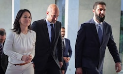 Annalena Baerbock, ihr französischer Amtskollege Jean-Noël Barrot und der syrische Machthaber ...