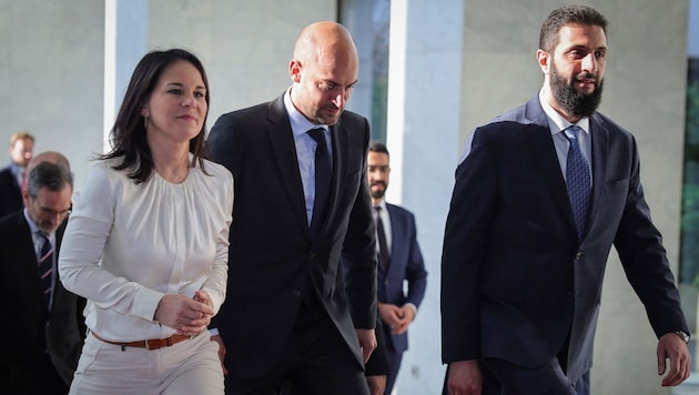 Annalena Baerbock, her French counterpart Jean-Noël Barrot and the Syrian ruler Ahmed al-Sharaa at the reception in Damascus. (Bild: APA/AP)