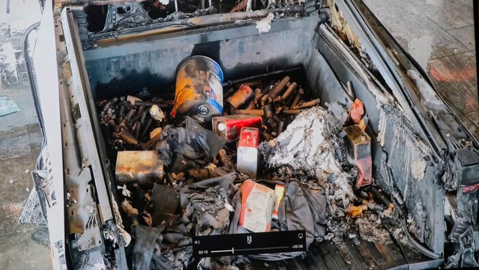 Auf der Ladefläche des Trucks wurden großen Feuerwerkskörper und Benzinkanister gefunden. 