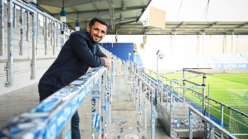 Von hier aus wird er angefeuert und gefeiert: Ronivaldo am Stehplatz des Hofmann-Personal-Stadions. (Bild: Wenzel Markus/Markus Wenzel)